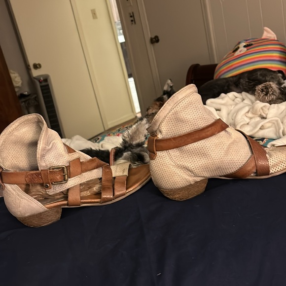 Mix Mooz candles. Size 7 1/2. Leather and material or canvas. Very cute - Picture 3 of 5